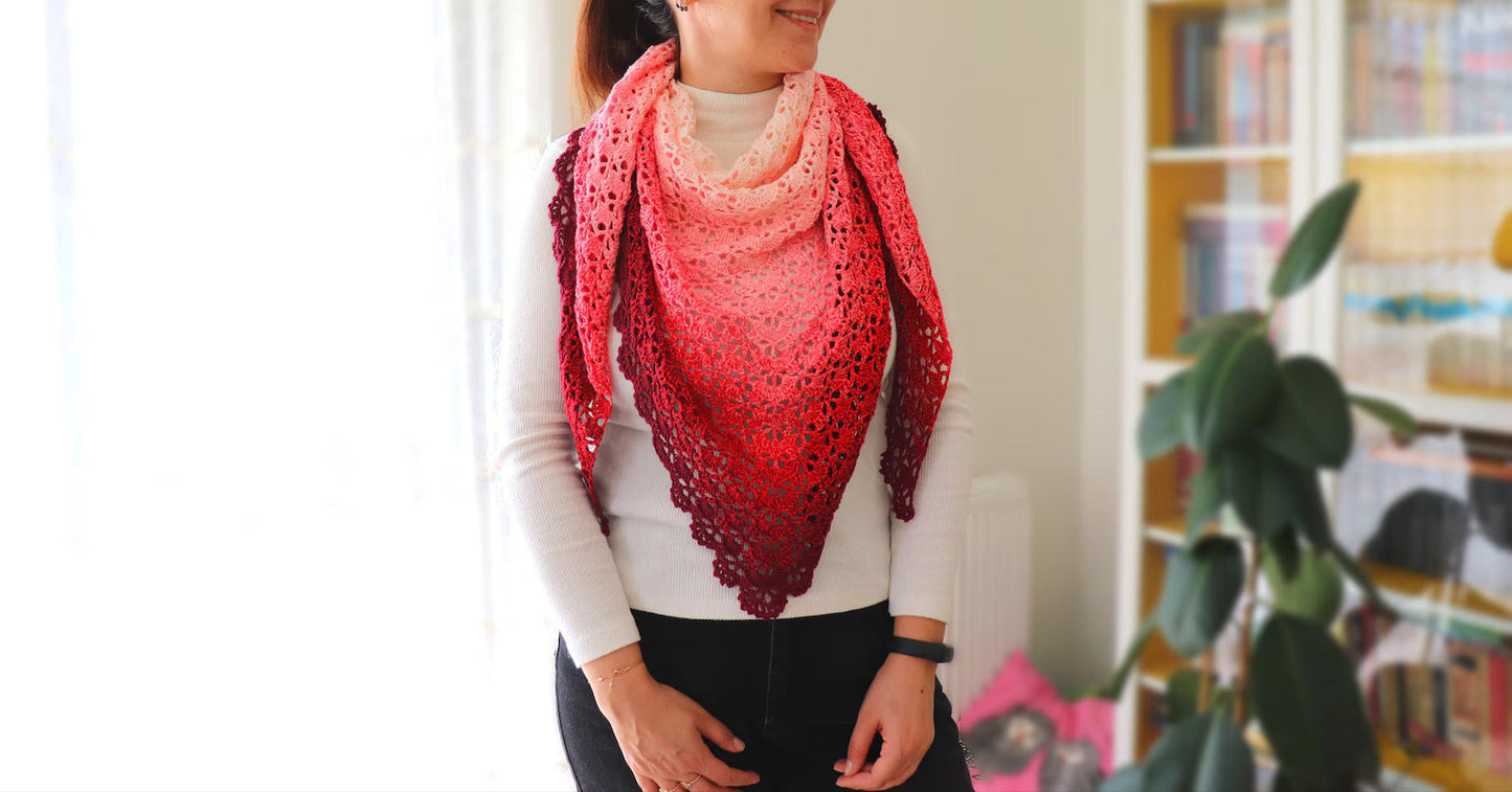 🌸 Elegant Triangle Crochet Shawl Pattern – Easy & Beautiful Wrap 🧶