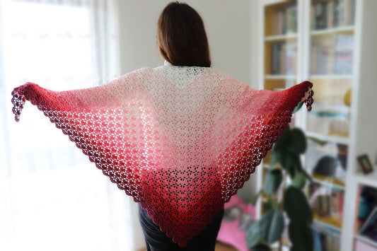 🌸 Elegant Triangle Crochet Shawl Pattern – Easy & Beautiful Wrap 🧶