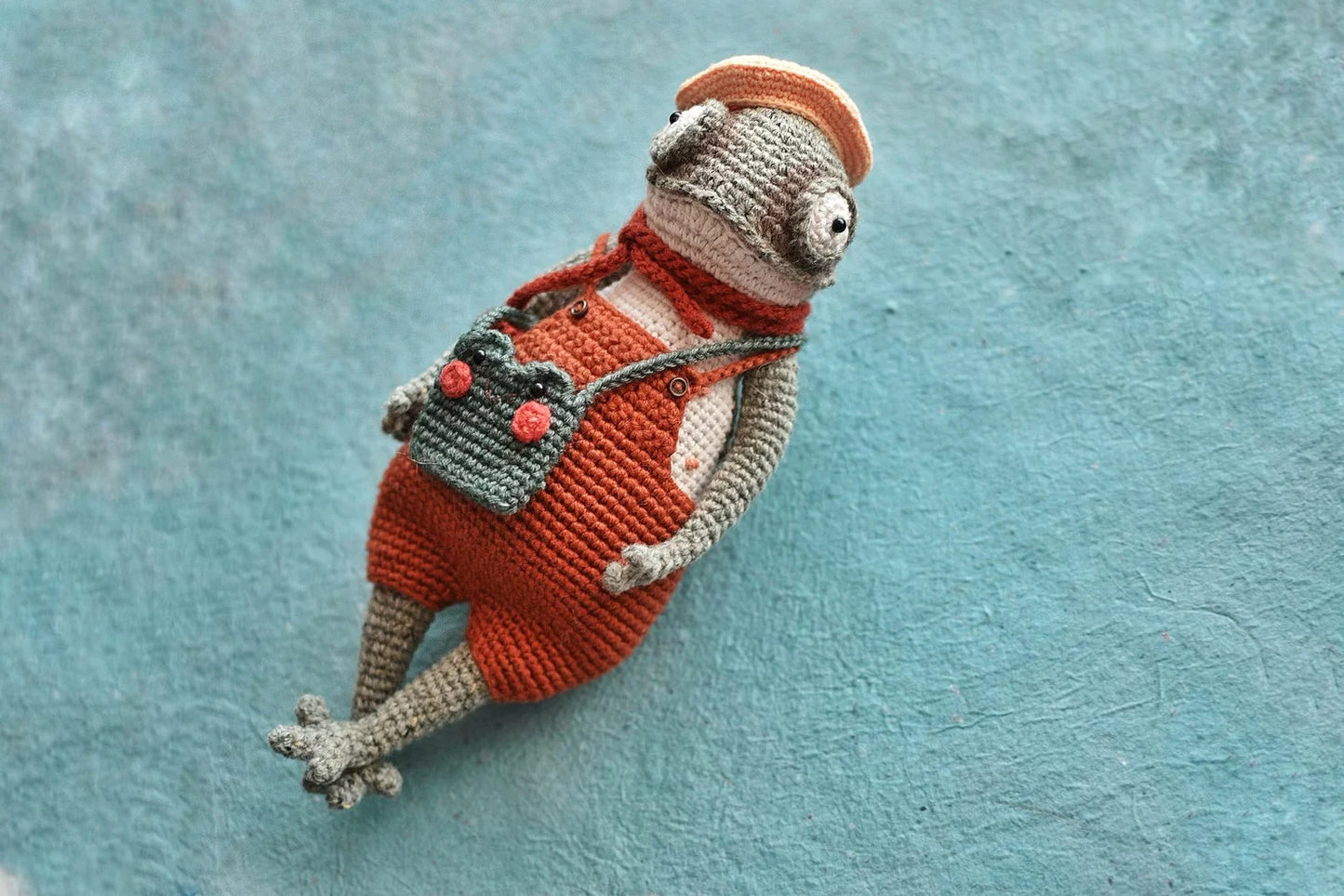 🐸 Cute Frog Amigurumi Crochet Pattern – Vintage Plush Doll