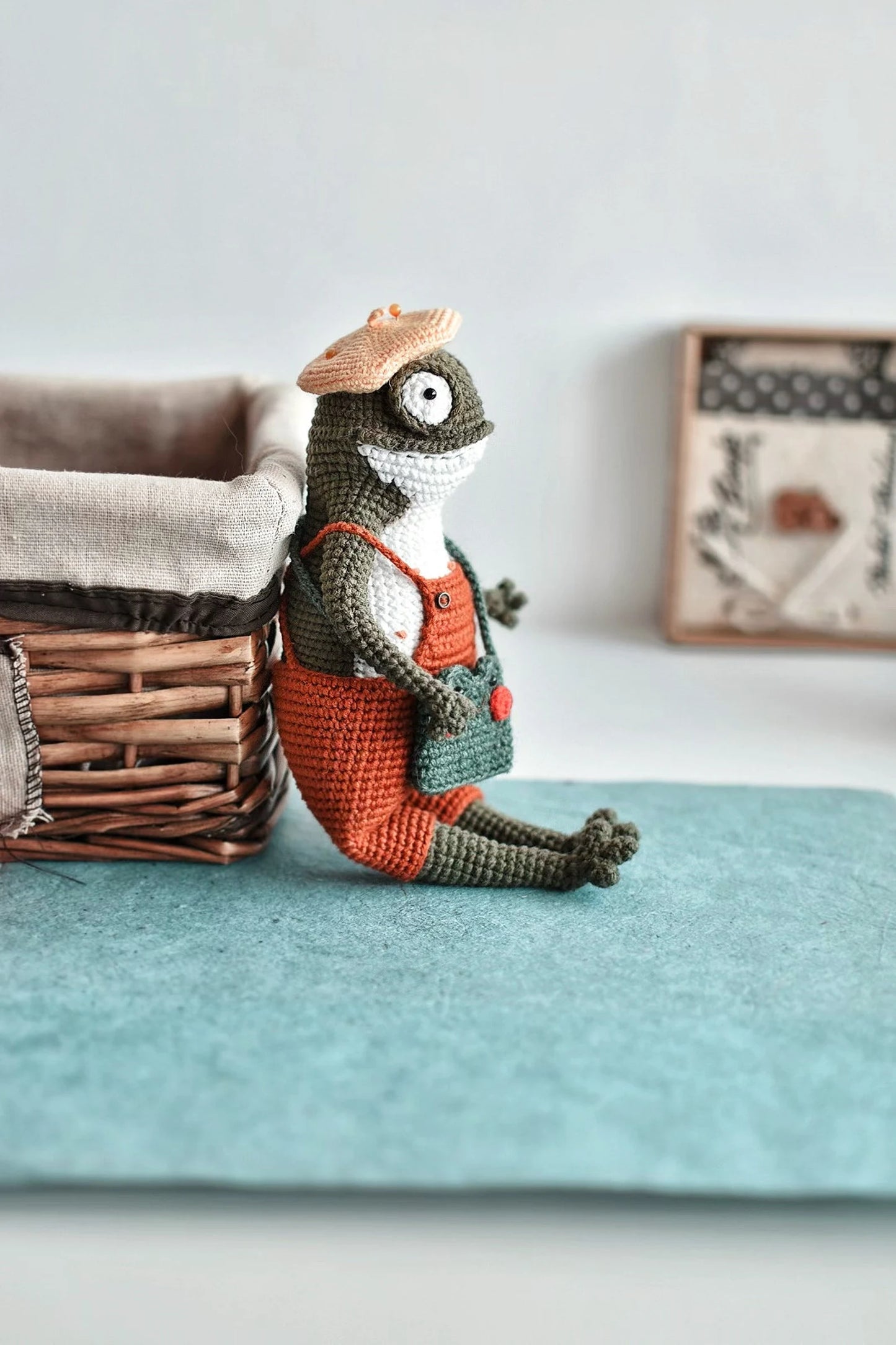 🐸 Cute Frog Amigurumi Crochet Pattern – Vintage Plush Doll