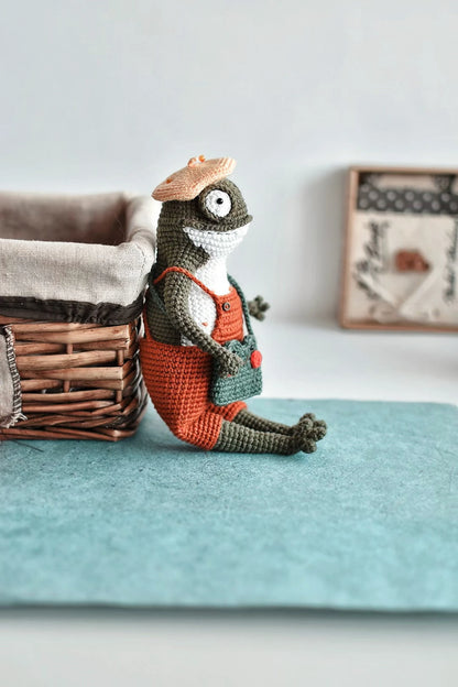 🐸 Cute Frog Amigurumi Crochet Pattern – Vintage Plush Doll