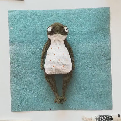 🐸 Cute Frog Amigurumi Crochet Pattern – Vintage Plush Doll